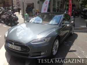 Tesla-Model-S-Showroom