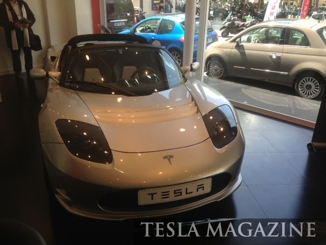 Telsa-Roadster-Showroom