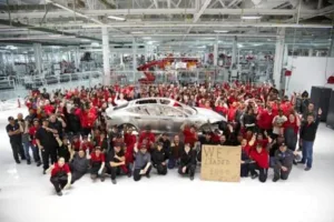 tesla_1000modelS_teamphoto480x320