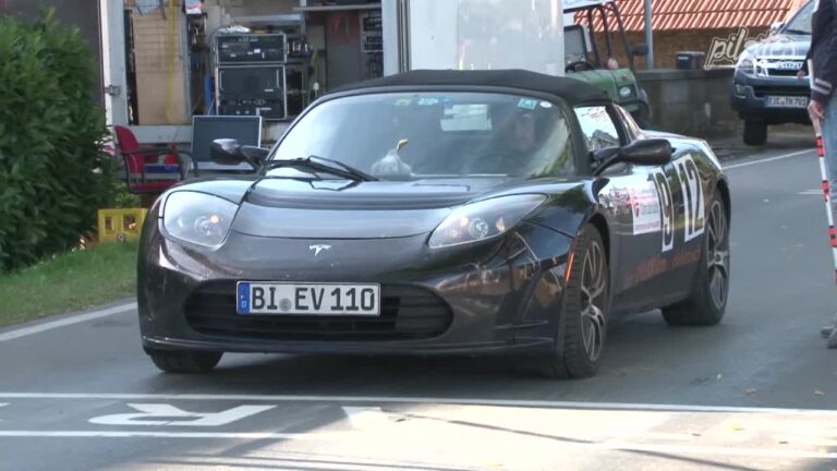 Découvrez le Tesla Roadster en vidéos