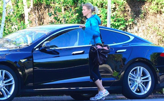 cameron-diaz-tesla-jogging