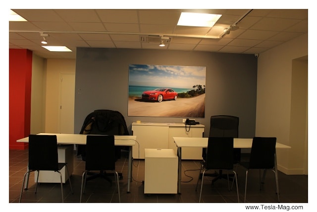 Photo de bureau avec un tableau de Tesla Model S comme décoration