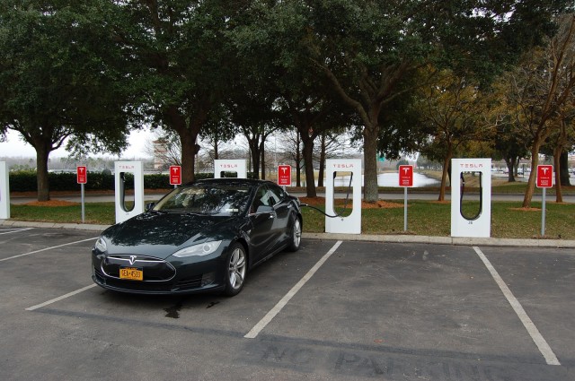 autonomie voiture électrique : photo d'une Tesla Model S effectuant sa recharge sur une borne de Superchargeur