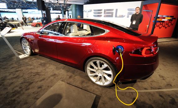 Autonomie voiture électrique : photo d'une Tesla Model S85 effectuant a recharge