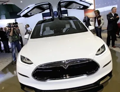 model-x-white