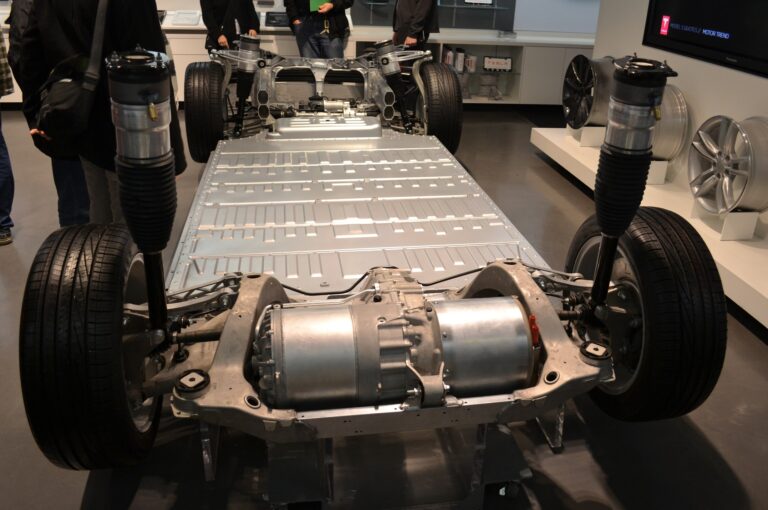 Rumeurs sur les salaires dans la méga-usine de batteries Tesla
