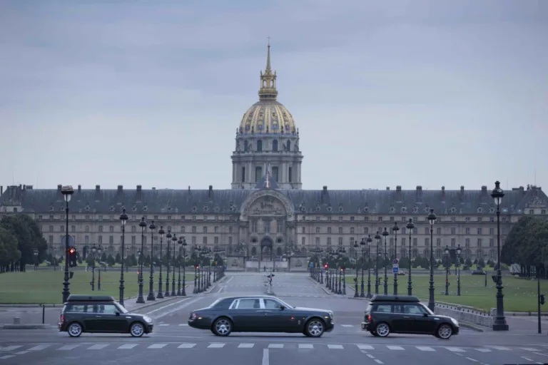 Bornes de recharge en entreprise : les obligations des parkings en 2026