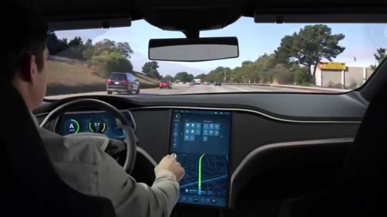 Tesla concrétise ses ambitions dans la voiture autonome