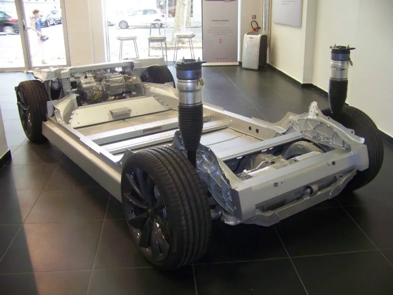 Châssis et batterie d'une Tesla exposés