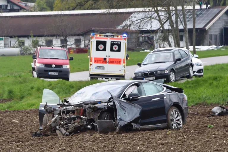 Accident grave: les 5 passagers d&rsquo;une Tesla sauvés !
