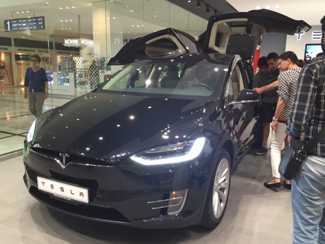 Dîtes “Bonjour” à la Tesla Model X comme Eva Longoria!
