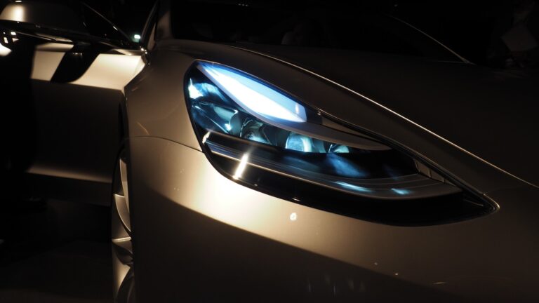 Au moins 4 000 Tesla Model 3 réservées en France et peut être 3 versions commercialisées