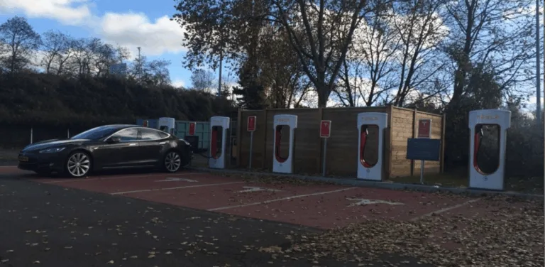 Superchargeurs Tesla: de l&rsquo;huile sur le feu ! et le double langage des constructeurs automobiles.