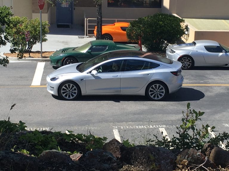 Tesla Model 3: Nouvelles photos & Analyses