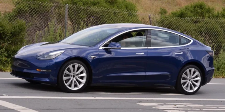 Tesla Model 3: Première vidéo de nuit sur les routes américaines.