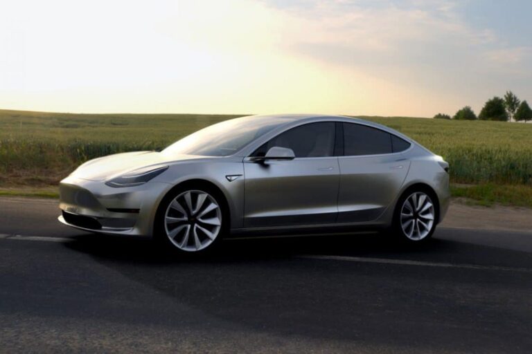 Une vidéo choquante montre la résistance hors normes de la Tesla Model 3