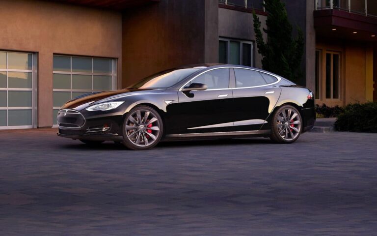 Mercedes-Benz lance une étude…qui consacre Tesla !