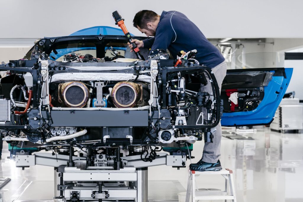 Bugatti Chiron, moteur en assemblage