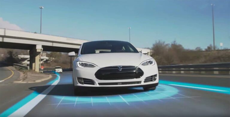 VIDEO – Des images incroyables de l’autopilot Tesla en action !