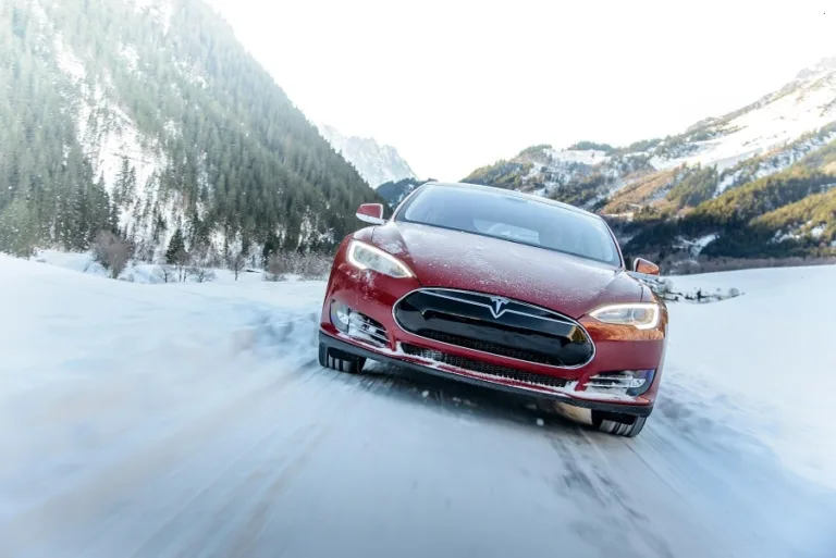 Voici ce que peut faire une Tesla sous la neige!
