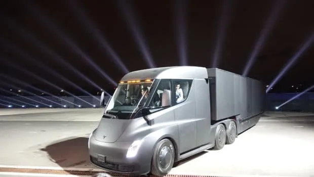 Les émirats passent une commande de 50 Tesla Semi