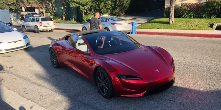 Premières Images du Tesla Roadster V2