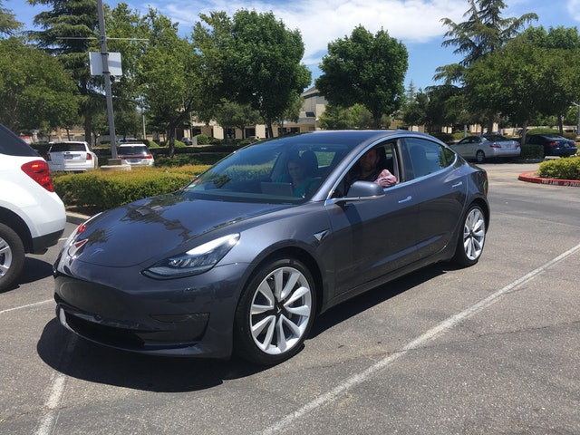 Un fan réalise une publicité pour la Tesla Model 3