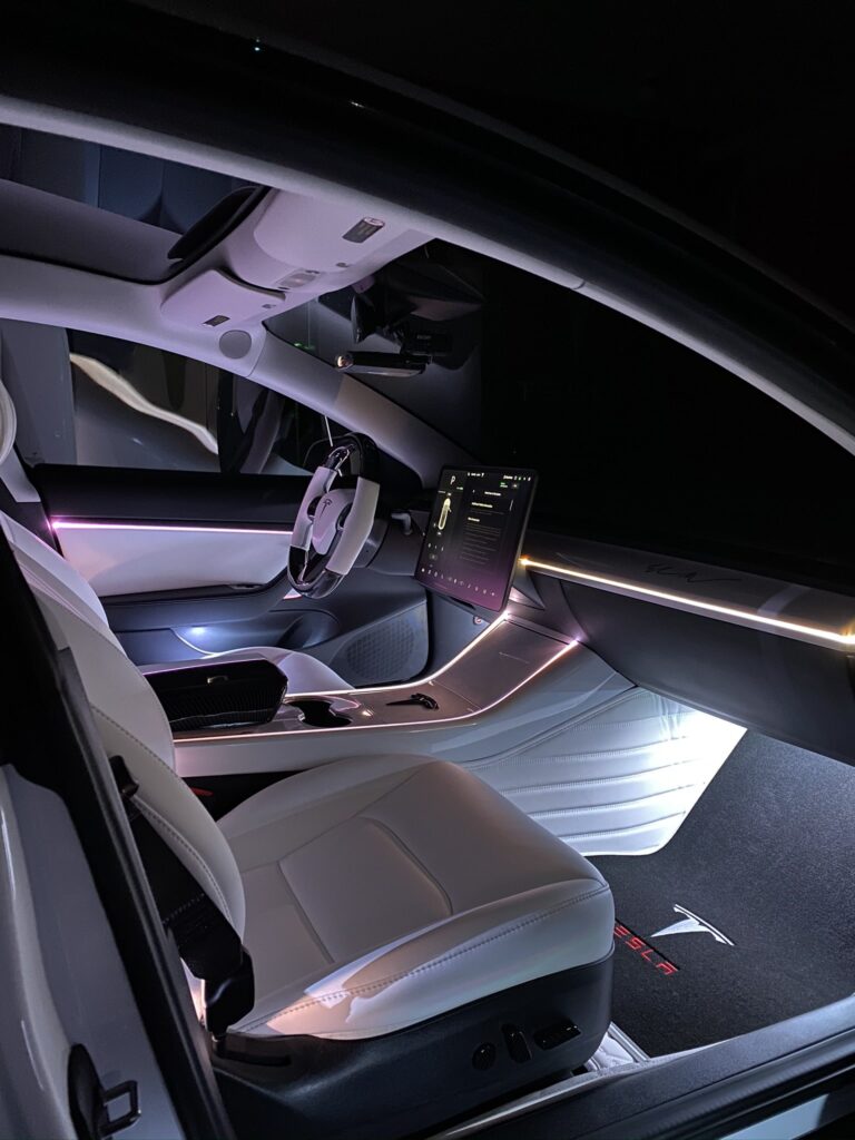 Tesla Model 3: Tuto pour transformer son intérieur grâce à des LED (+Interview)