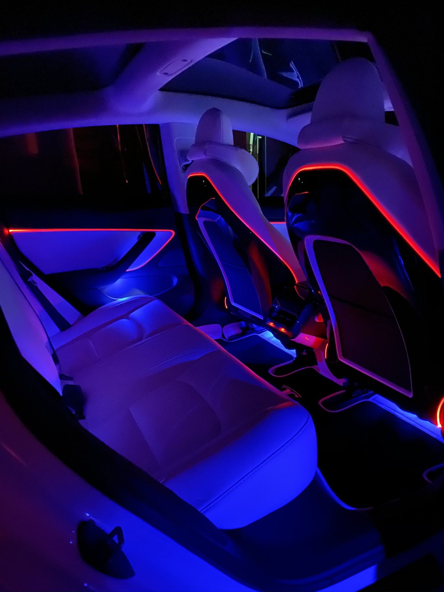 Включи внутри машины. Tesla model 3 подсветка салона. Tesla model 3 салон. Tesla model 3 Interior. Тесла модель 3 салон.