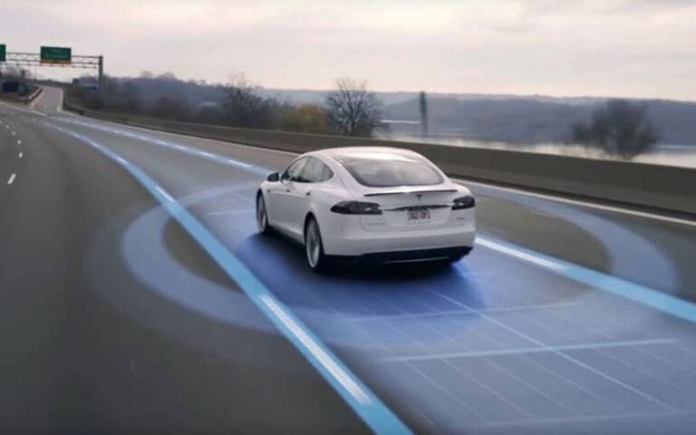 Tesla peaufine l’Autopilot