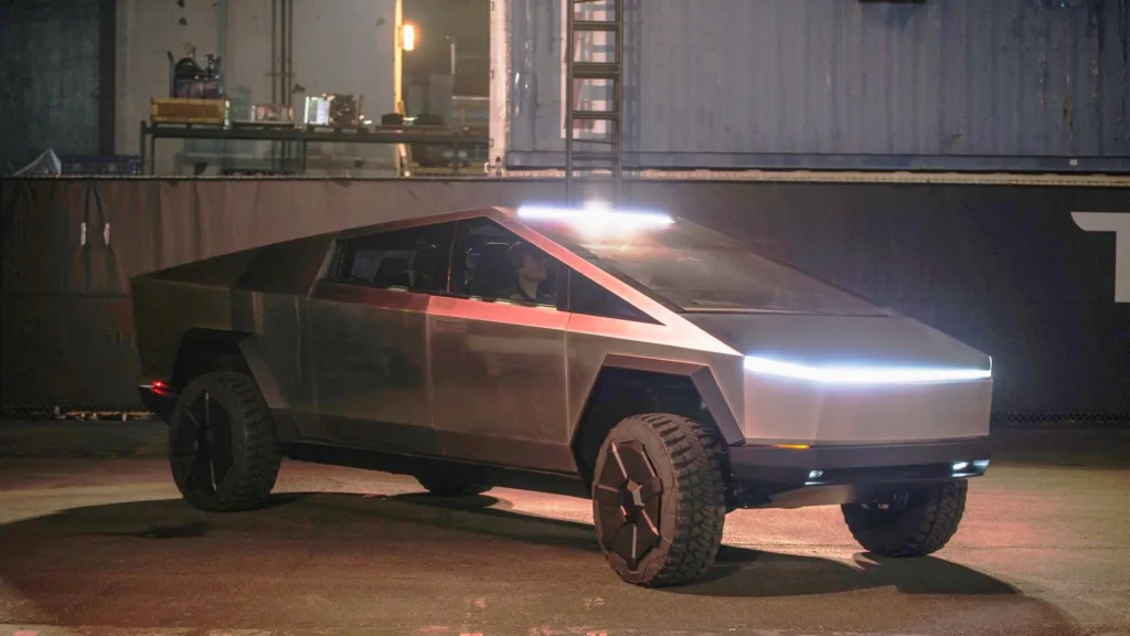 Tesla_Cybertruck_outside_unveil_modB