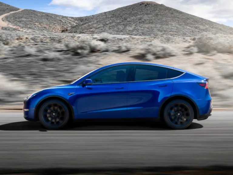 tesla model Y performance bleue
