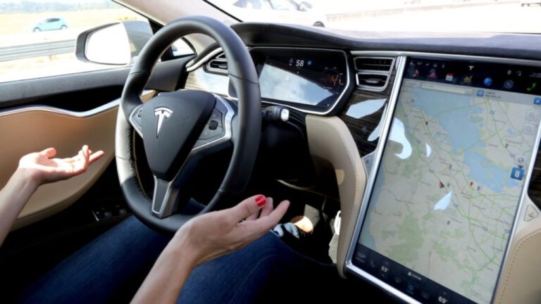 Aux USA, Tesla déploie la conduite autonome à tous ses clients