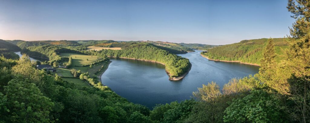 Paysage verdoyant de vallée fluviale