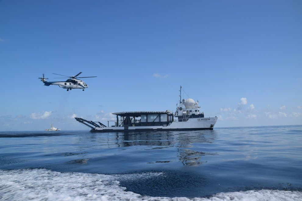 Photo du navire chargé de la récupération des capsules Crew Dragon