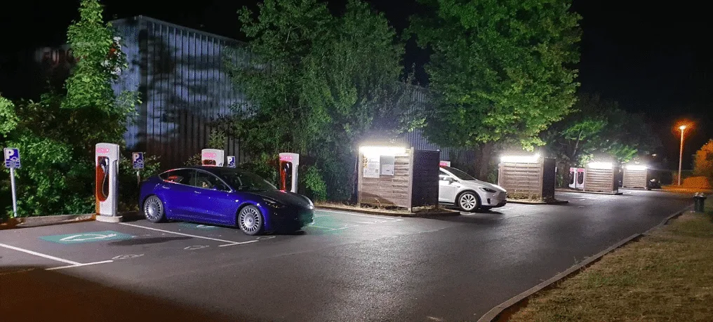 Véhicule Tesla en charge sur le réseau Superchargeur