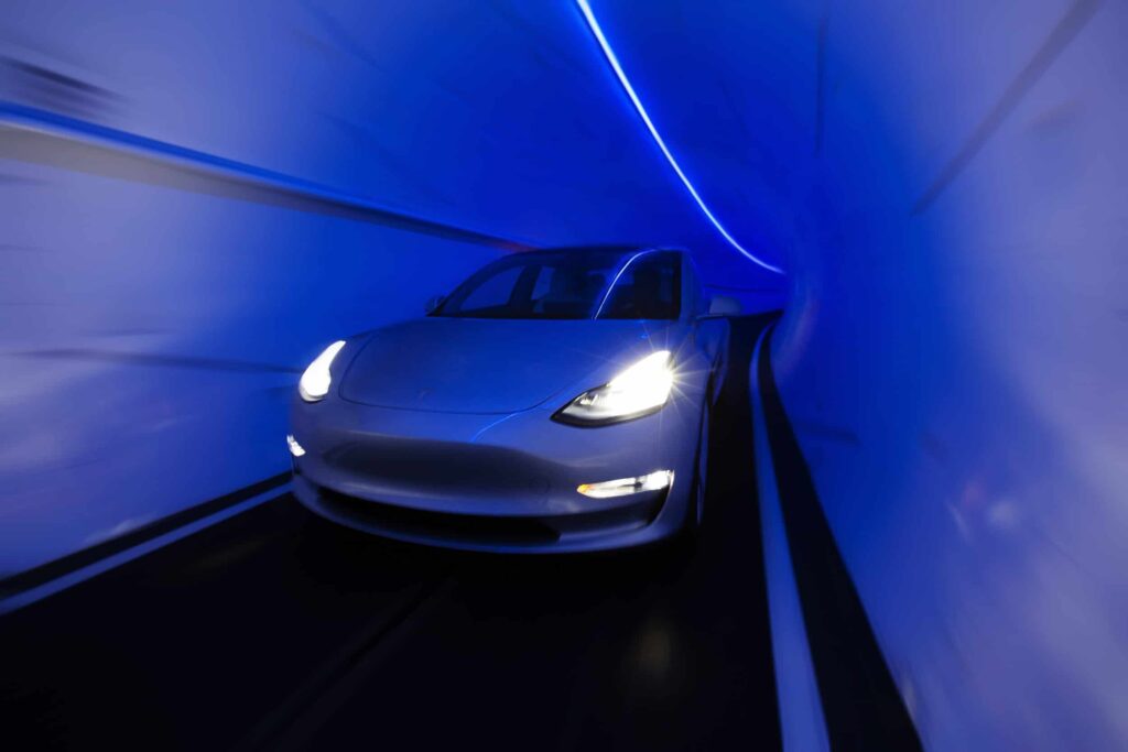 Photo commerciale d'une Tesla dans un tunnel de la Boring Company