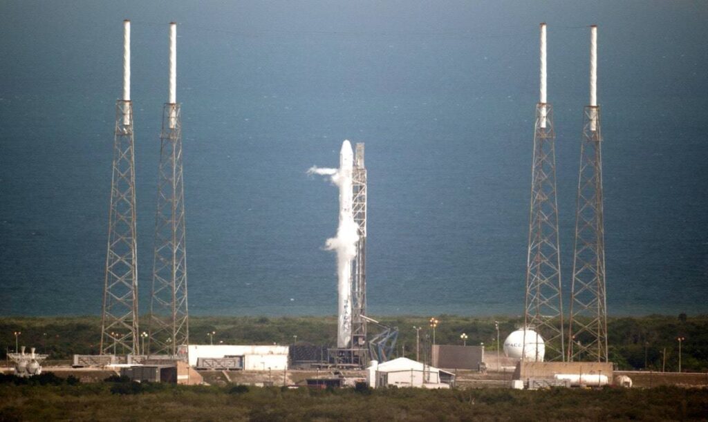 Fusée SpaceX sur son pas de tir