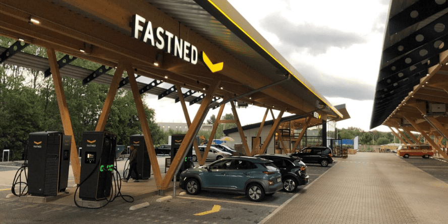 fastned-ladestation-charging-station-hilden-baecker-schueren-2020-001-min-888x444