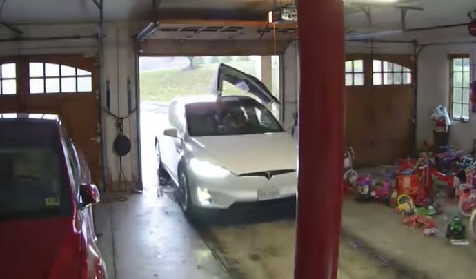 garage Tesla