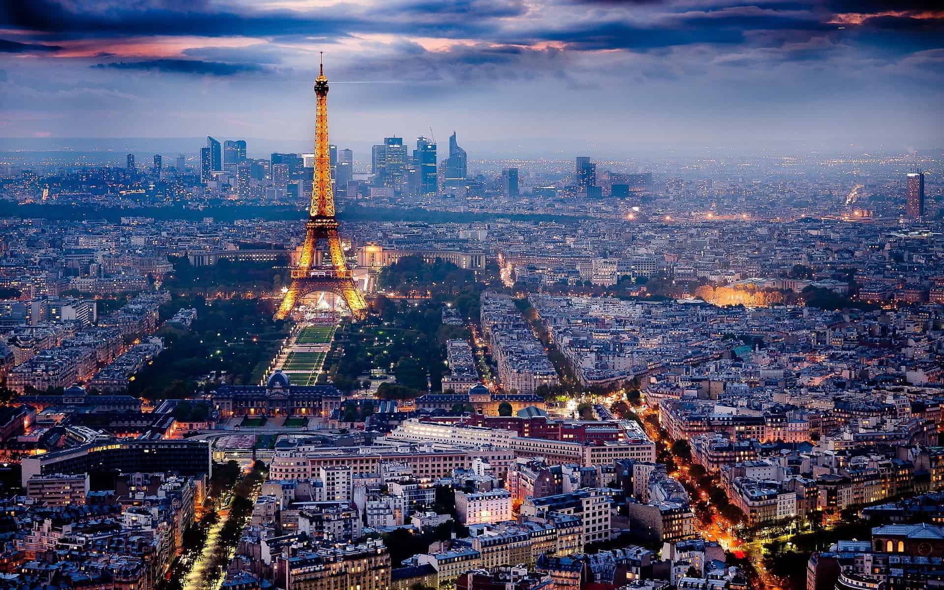 Paris by night - borne de recharge