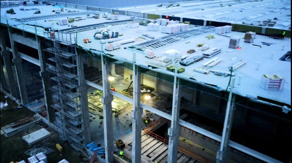 Photo de la Gigafactory Tesla à Berlin, en cours de construction (vue aérienne)