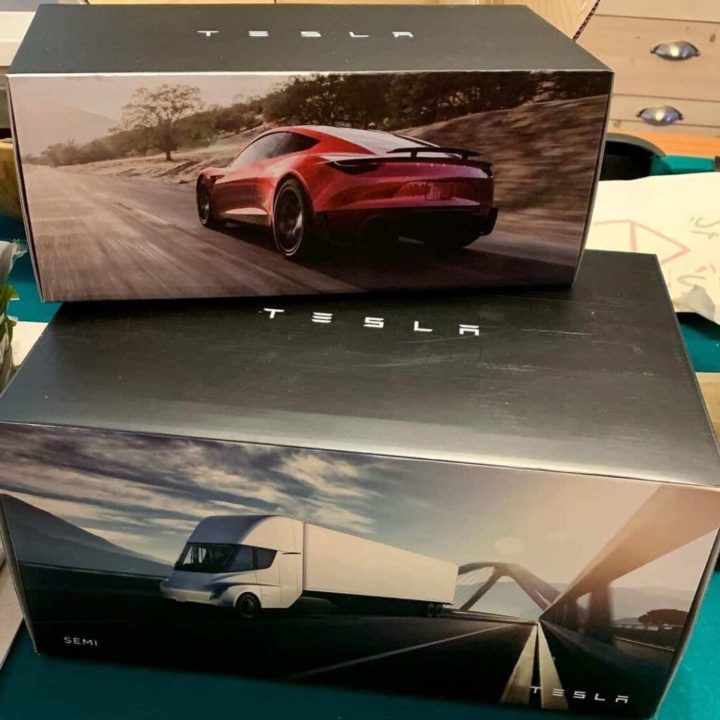 Photo emballages Tesla Roadster et Semi au 1:24