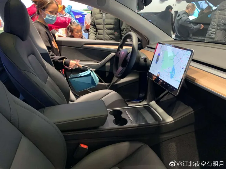 Tesla Model Y: Spyshot du volant chauffant