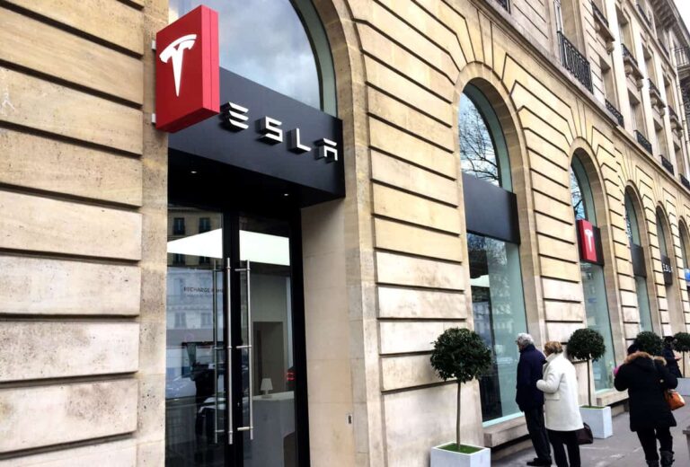 Tesla investit en France avec trois nouveaux stores