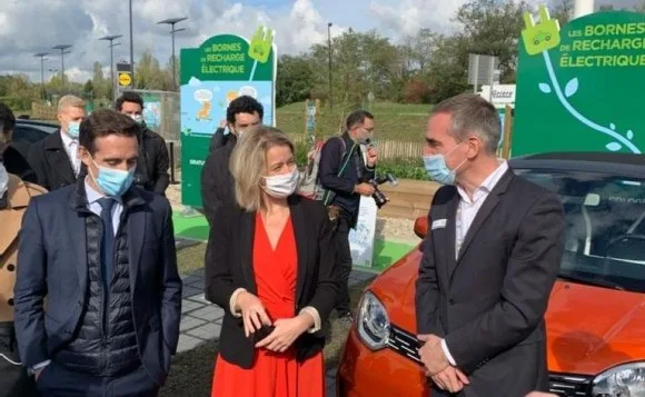 De gauche à droite : Jean-Baptiste Djebarri, Barbara Pompili, et le représentant de l'enseigne Lidl