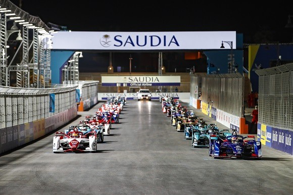 Formule E: victoire de Sam Bird et Jaguar à Diriyah, drapeau rouge dans la nuit