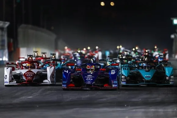 Robin Frijns (NLD) Envision Virgin Racing, Audi e-tron FE07, leads Sergio Sette Camara (BRA) Dragon Penske Autosport, Penske EV-4, and Sam Bird (GBR) Panasonic Jaguar Racing, Jaguar I-Type 5, at the start