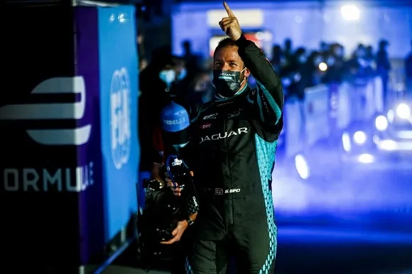 Race winner Sam Bird (GBR) Panasonic Jaguar Racing celeb