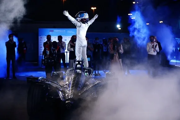 Formule E : De Vries et Mercedes démarrent la Saison 7 en beauté, à fond dans le désert